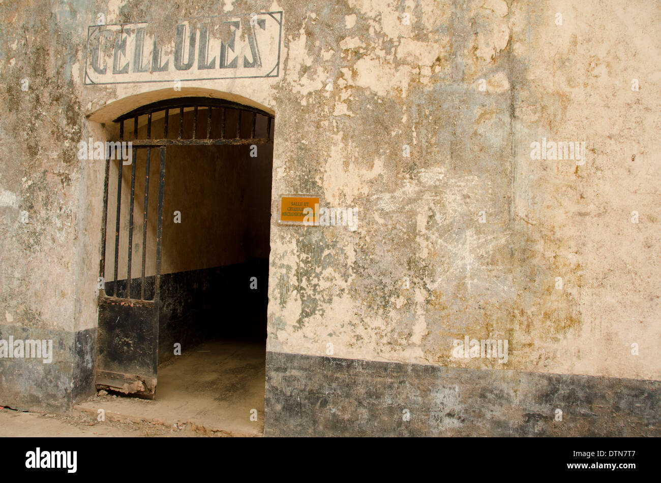 Guyane, Iles du salut. L'île Royale, ruines de l'infâme colonie pénitentiaire. Les cellules d'isolement du prisonnier. Banque D'Images