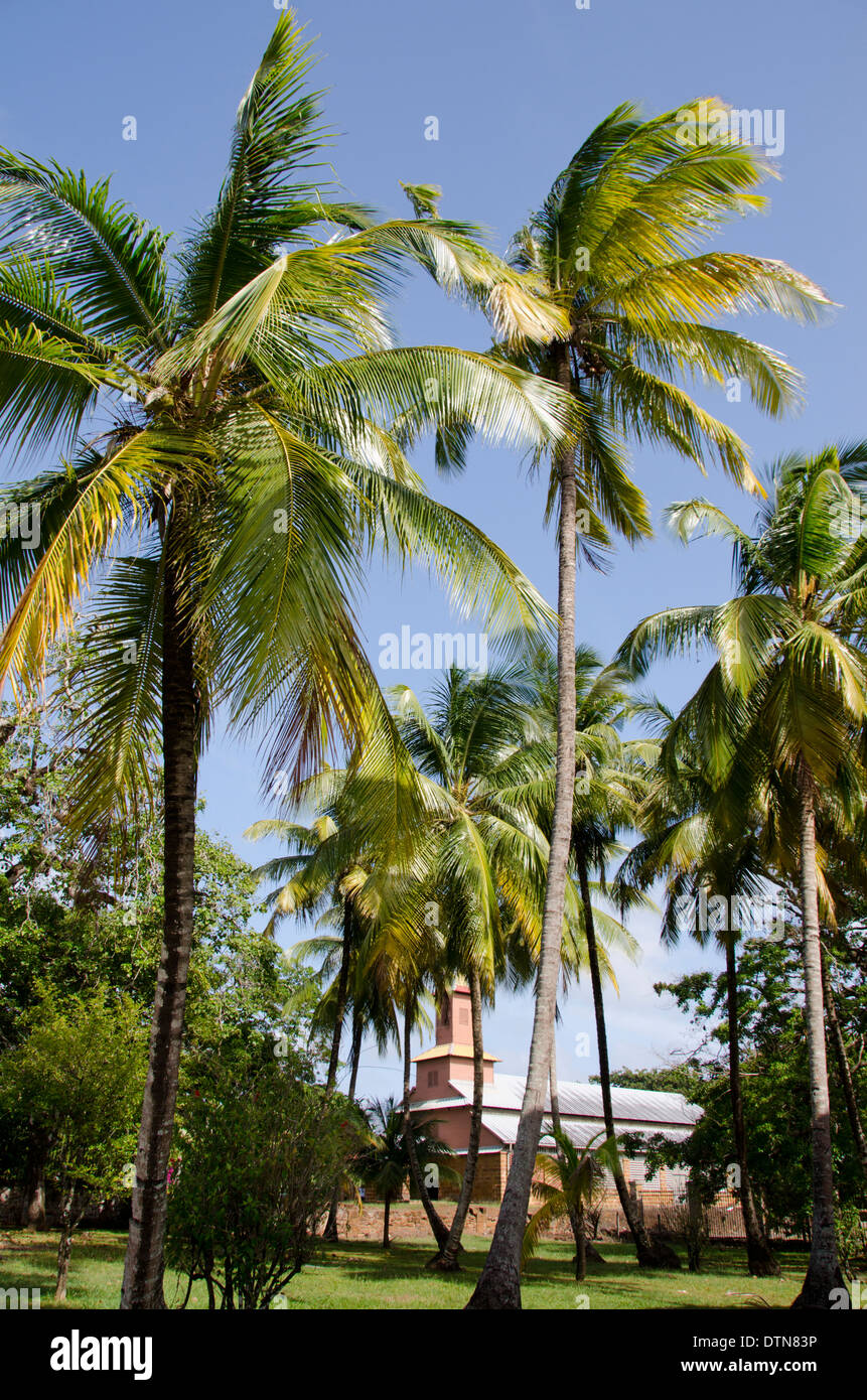 Guyane, Iles du salut. L'île Royale, qui abrite le célèbre colonie pénitentiaire. Chapelle de l'île sur le plateau sommital. Banque D'Images
