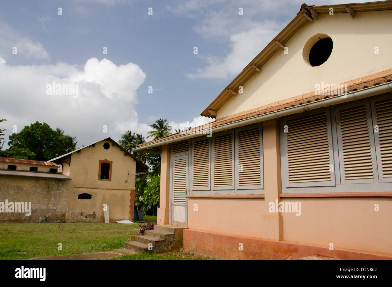 Guyane, Iles du salut. L'île Royale, de la garde des maisons pour l'infâme colonie pénitentiaire. Banque D'Images