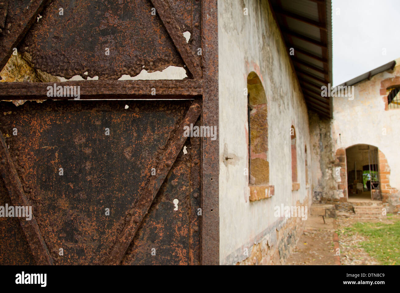 Guyane, Iles du salut. L'île Royale, ruines de l'infâme colonie pénitentiaire. Quarts du prisonnier. Banque D'Images