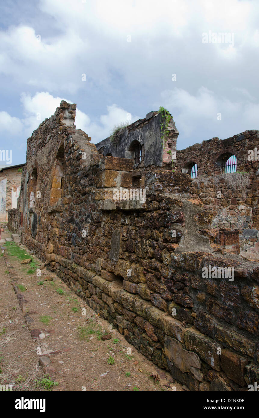 Guyane, Iles du salut. L'île Royale, ruines de l'infâme colonie pénitentiaire. Quarts du prisonnier. Banque D'Images