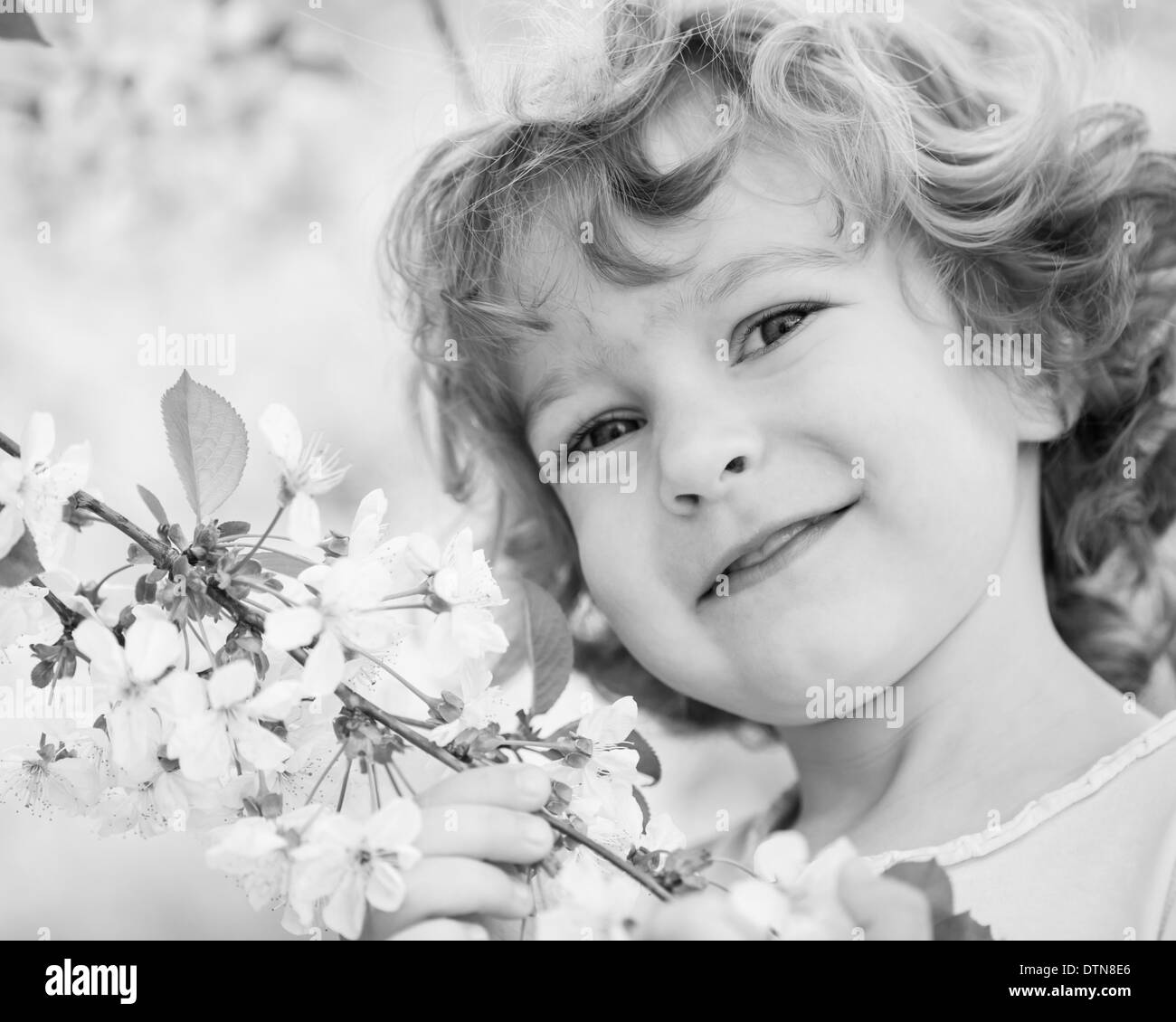 Enfant tenant des fleurs de printemps Banque D'Images