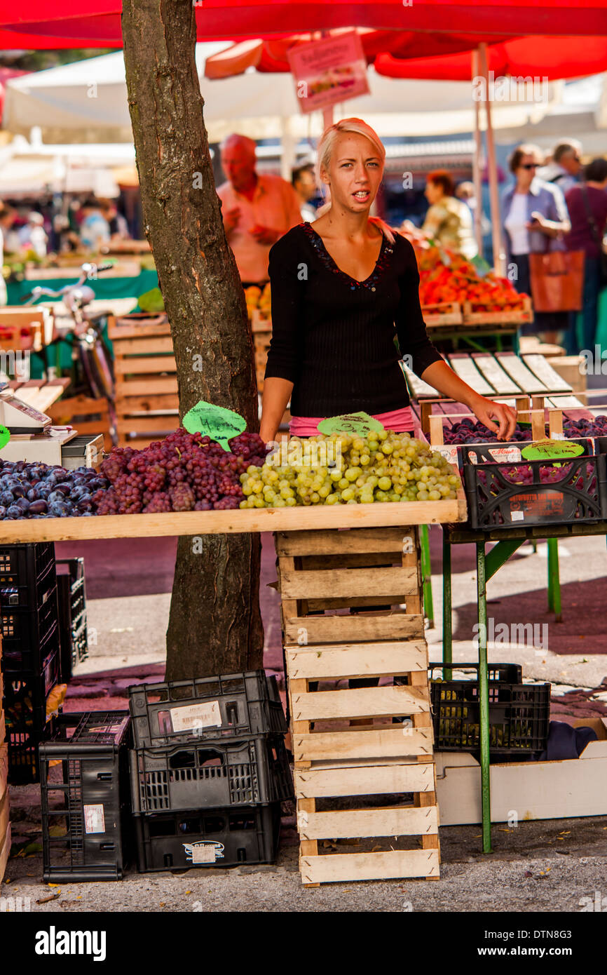 Marché de fruits locaux vendeur Banque D'Images