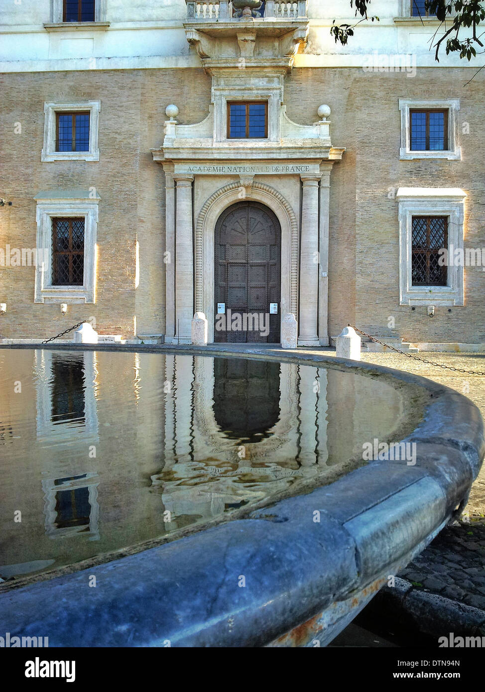 La réflexion de l'eau. Entrée privée Villa dei Medici. Rome, Italie Banque D'Images