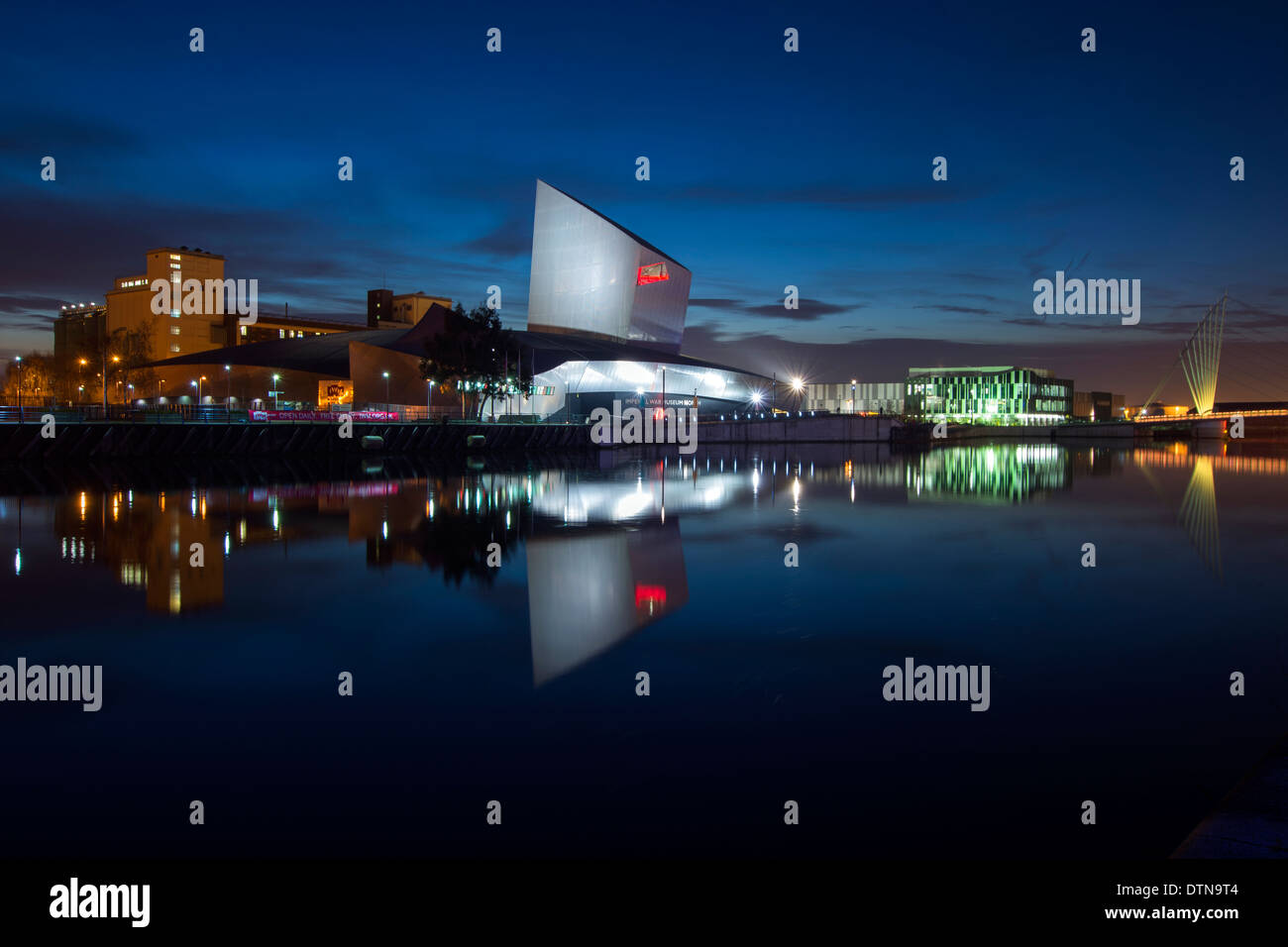 Crépuscule à Salford Quays, Manchester England UK Banque D'Images