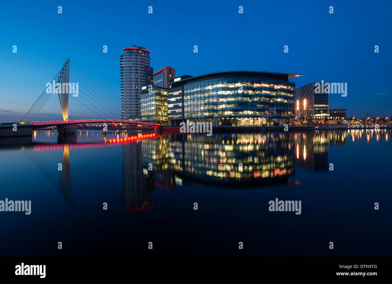 Crépuscule à Salford Quays, Manchester England UK Banque D'Images