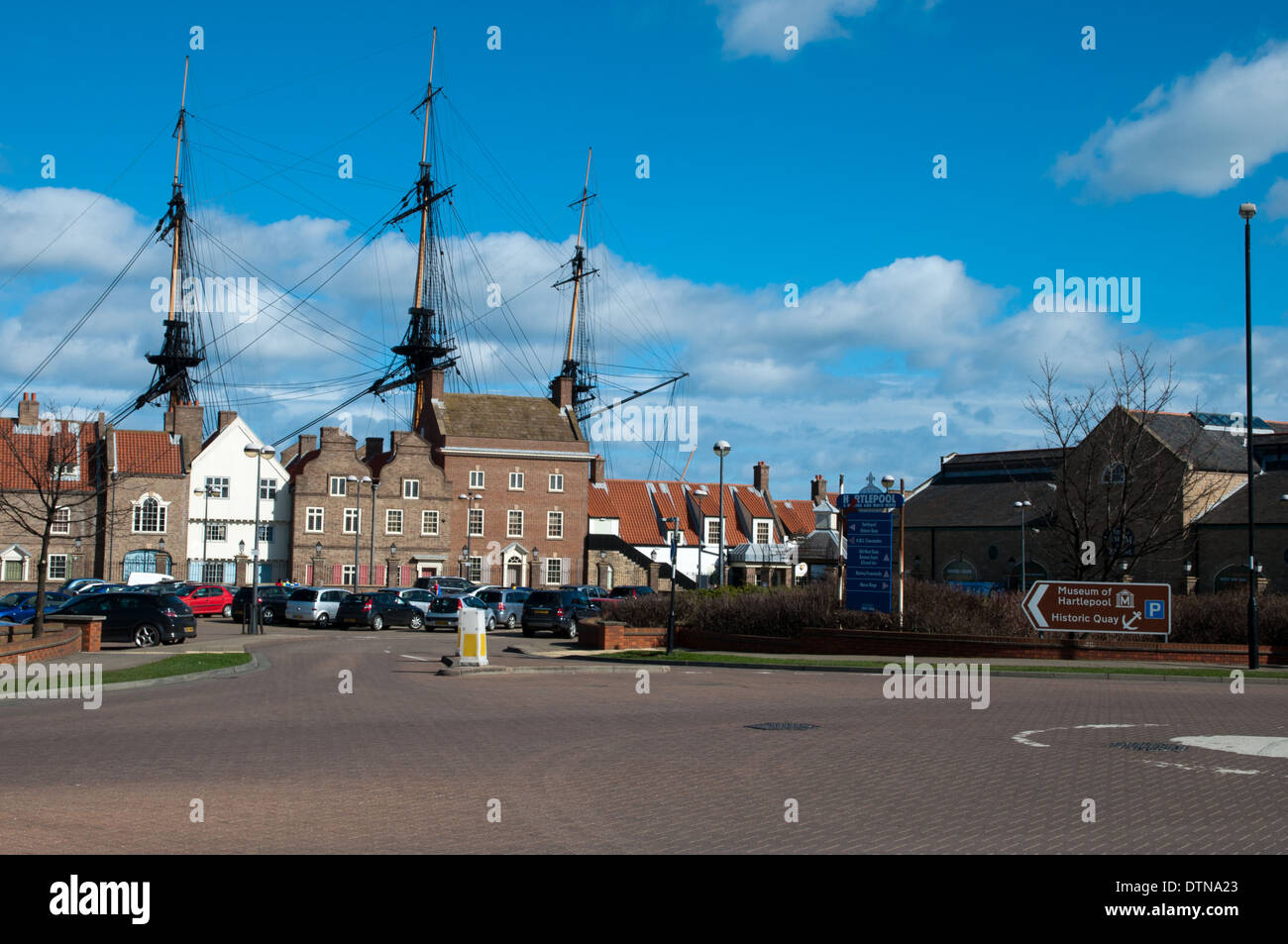 entrée au Musée national de la Marine royale, musée maritime de Hartlepool avec les mâts du HMS Trincomalee en arrière-plan Banque D'Images