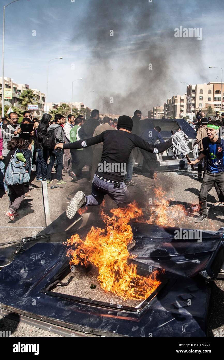 Le Caire, Égypte. Feb 21, 2014. Une voiture de police est incendiée par des manifestants anti-militaires dans la ville du 6 octobre, à environ 40 kilomètres à l'ouest du Caire, capitale de l'Égypte, le 21 février 2014. Credit : Mosab Gamal/Xinhua/Alamy Live News Banque D'Images