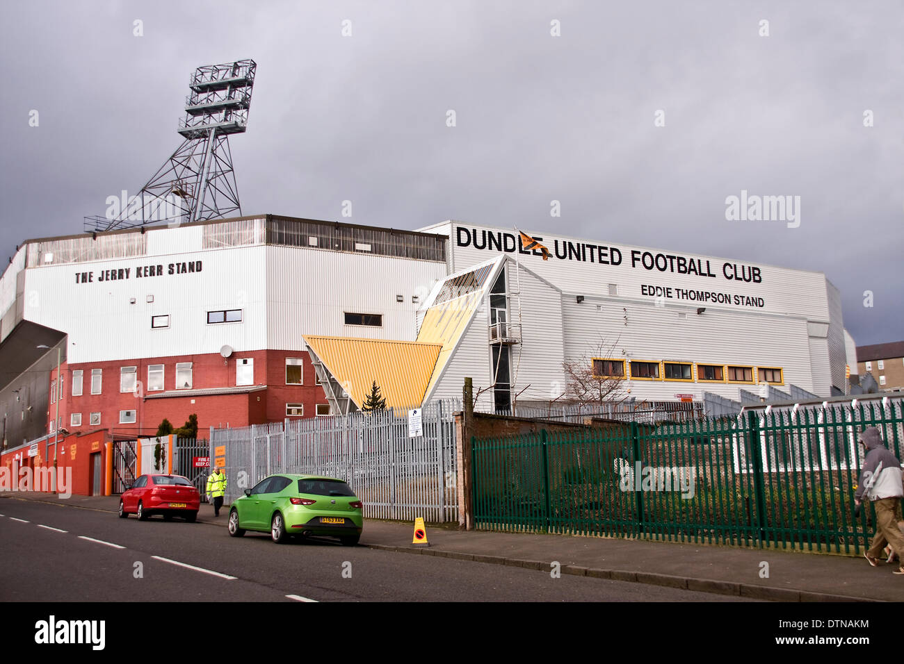 Dundee, Écosse, Royaume-Uni. 21 Février, 2014. Dundee United Football et du personnel au sol de l'équipage de l'appareil photo de sport 'Sky' se préparer pour le Scottish Premier League match de football à Tannadice Park entre Dundee United FC et FC Motherwell ce soir vendredi 21 février 2014 à Glasgow, Royaume-Uni. Credit : Dundee Photographics / Alamy Live News Banque D'Images