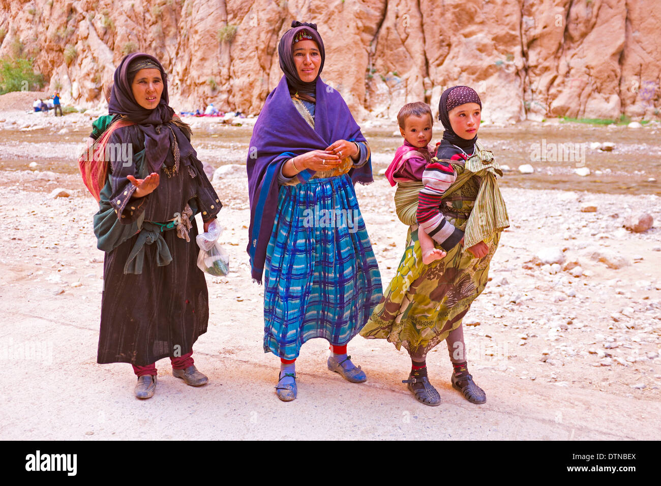 Des femmes nomades du désert du Sahara, le Maroc. Les tribus nomades vivant dans le désert, et un mode de vie traditionnel qu'il y a cent ans Banque D'Images