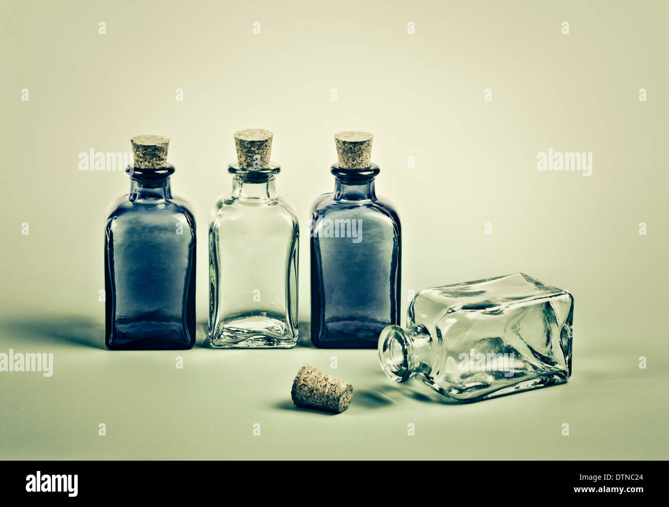 Quatre mini bouteilles en verre vide Banque D'Images