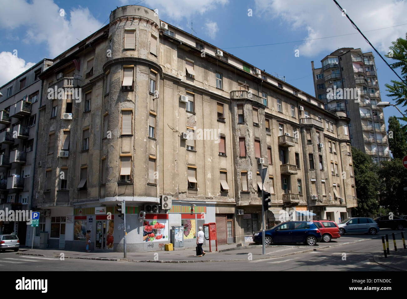 Ancien immeuble délabré sur street à Belgrade Banque D'Images