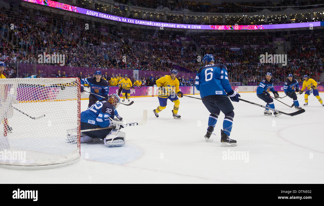 Sochi, Russie. Feb 21, 2014. La Suède Erik Karlsson marquant la 2e but dans la 2e période. Le hockey sur glace match pour la médaille de bronze (27) Jeu - la Suède et la Finlande à la XXII jeux olympiques d'hiver - dôme de glace Bolchoï, Adler/Sochi, Russie. 21 févr. 2014. Credit : Action Plus Sport/Alamy Live News Banque D'Images