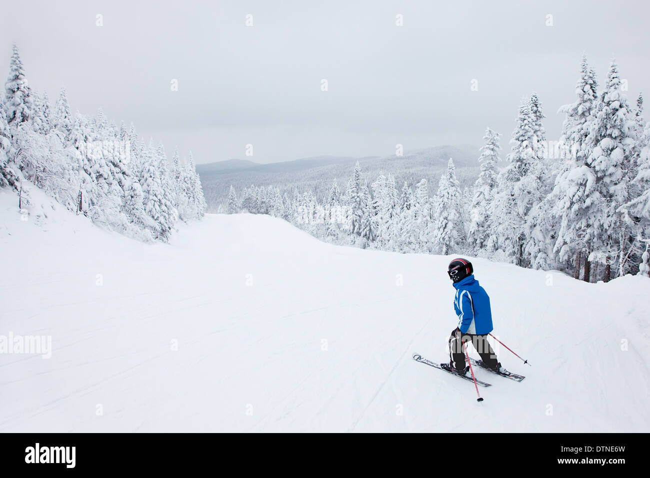 Mont-Tremblant, Canada - le 9 février 2014 : Un garçon est le ski en bas une pente facile au Mont-Tremblant. Banque D'Images