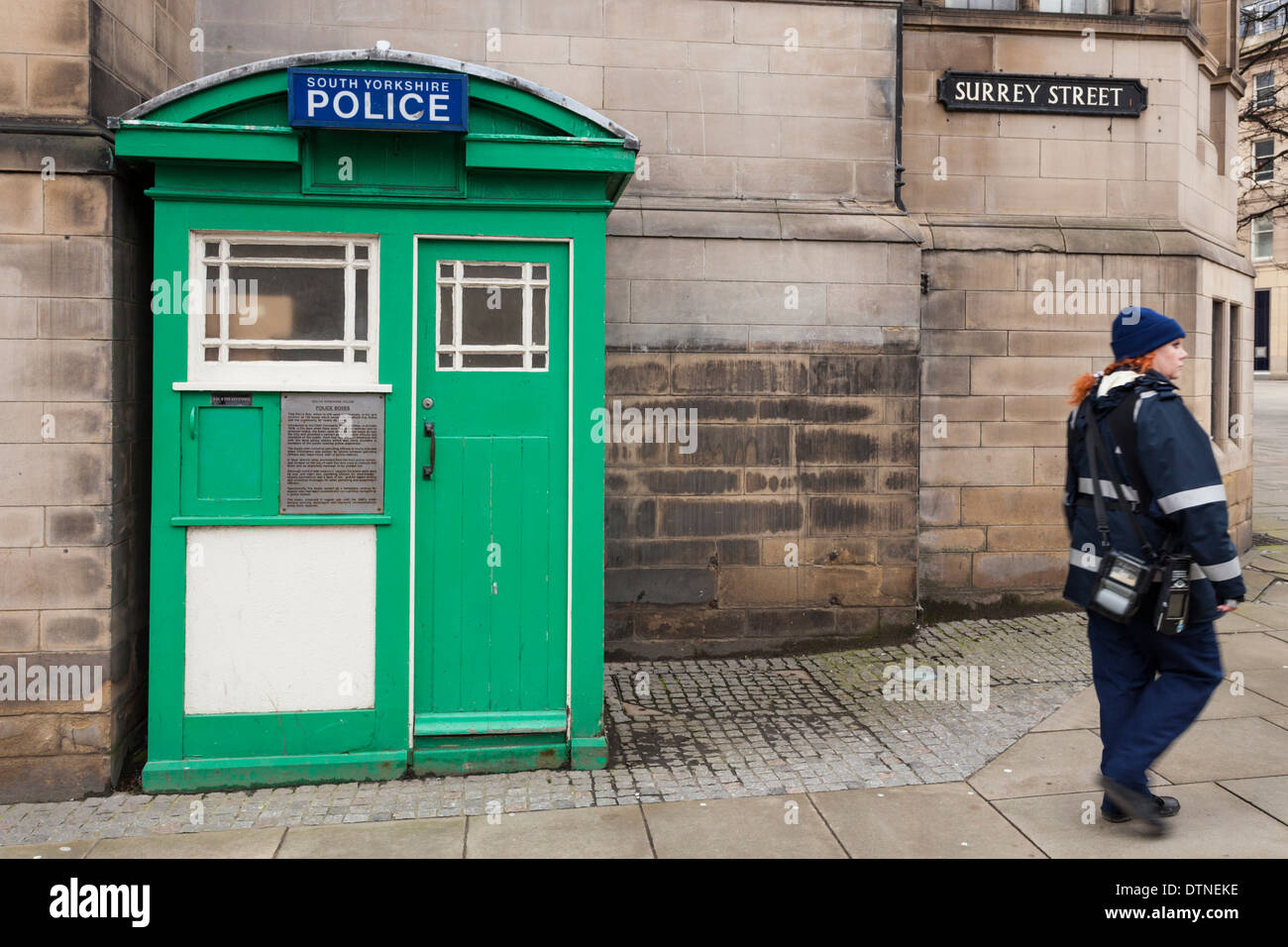 Un gardien de la circulation passe la police verte fort, Sheffield, South Yorkshire, Angleterre, Royaume-Uni Banque D'Images