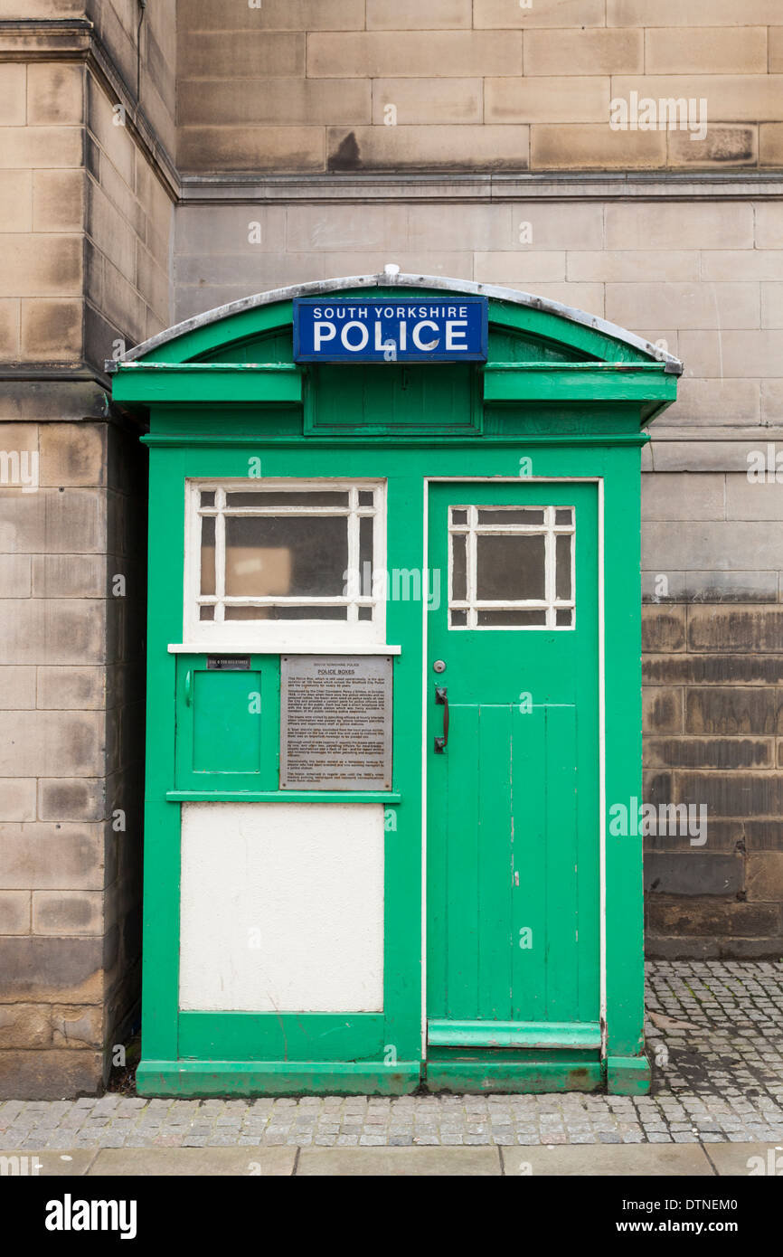 La 2e année dans la liste Police verte Phone Box à Sheffield, Angleterre, Royaume-Uni Banque D'Images