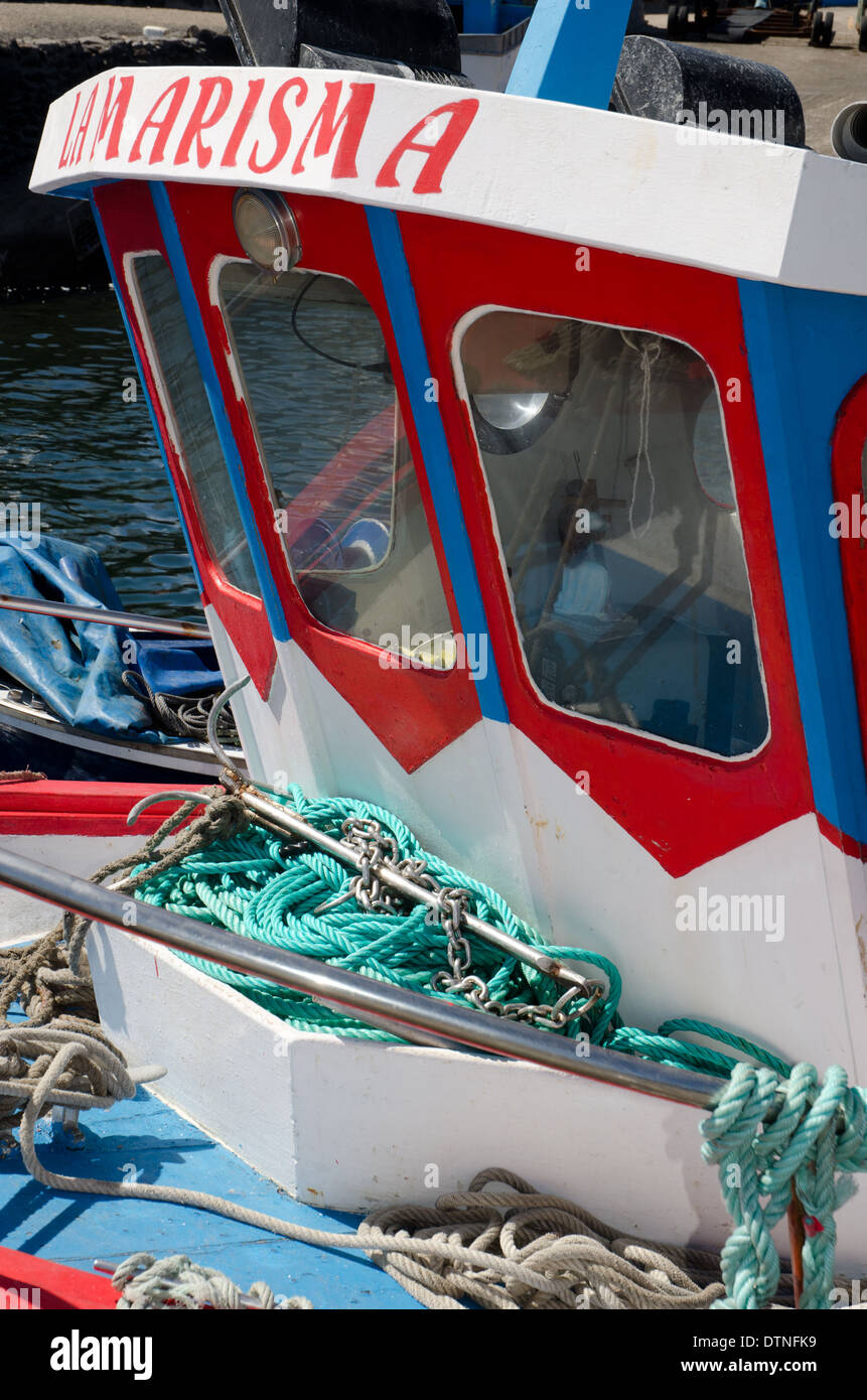 Close up de la cabine et l'arc d'un rouge blanc et bleu bateau de pêche Banque D'Images