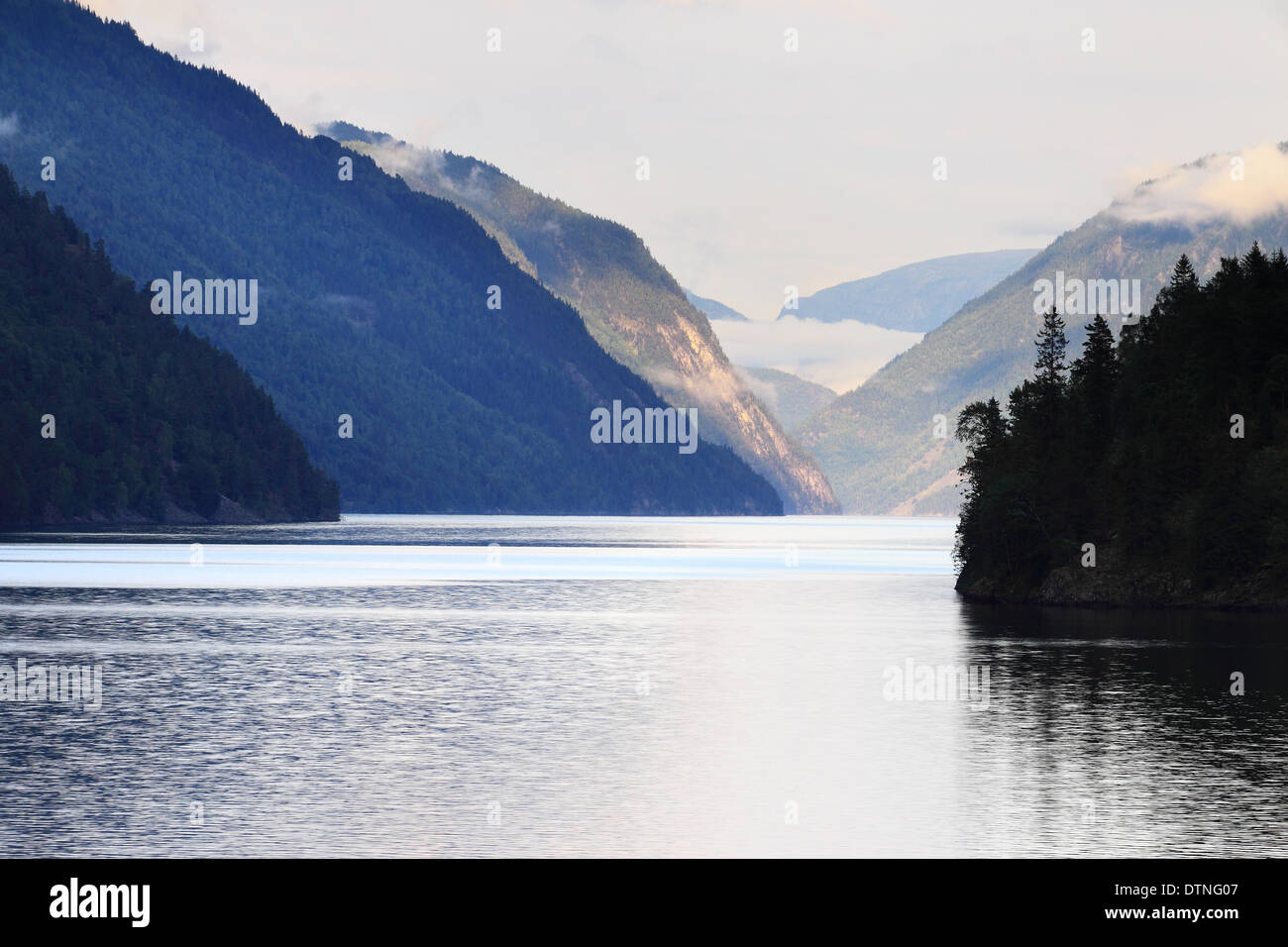 Les montagnes s'éloignent dans la distance au lac Bandak est dans les municipalités de Kviteseid et Tokke (comté de Telemark), Norvège Banque D'Images