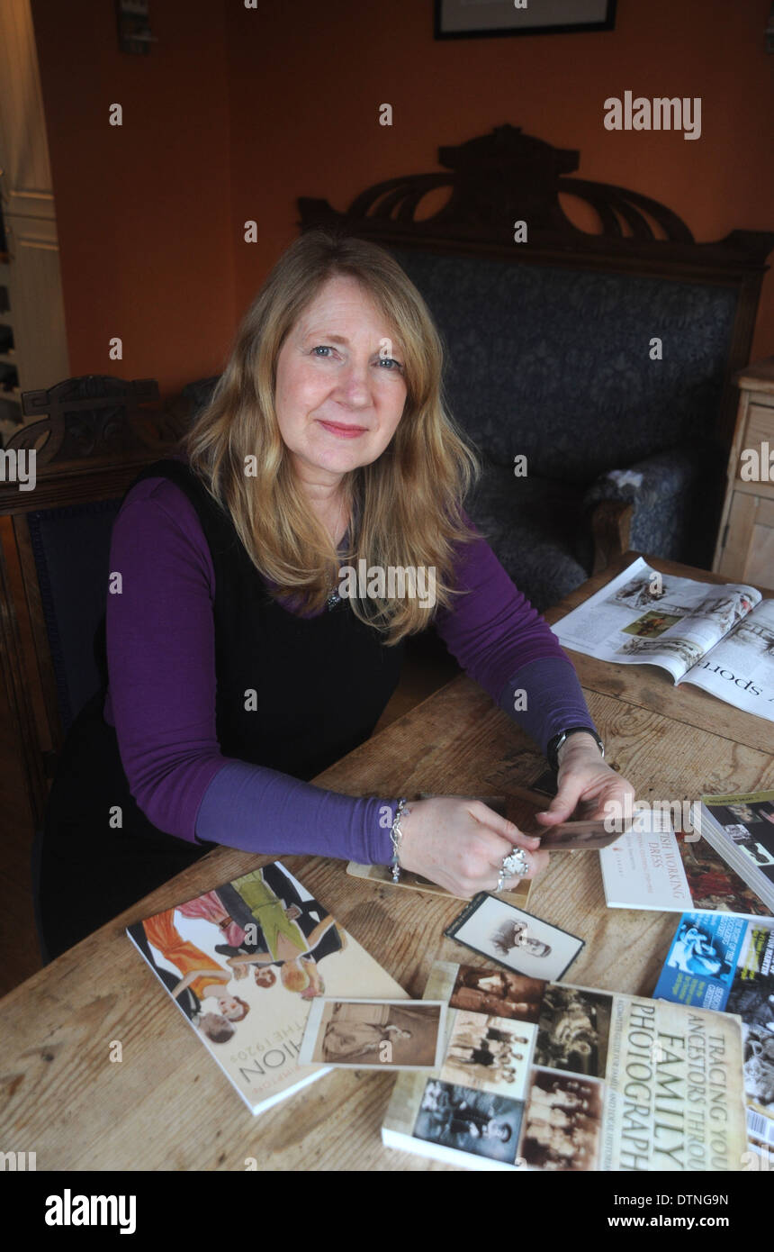 L'historien de la mode Jayne Shrimpton de Brighton vient de publier son dernier ouvrage l'identification et l'ancienne datant des photographies de famille Banque D'Images