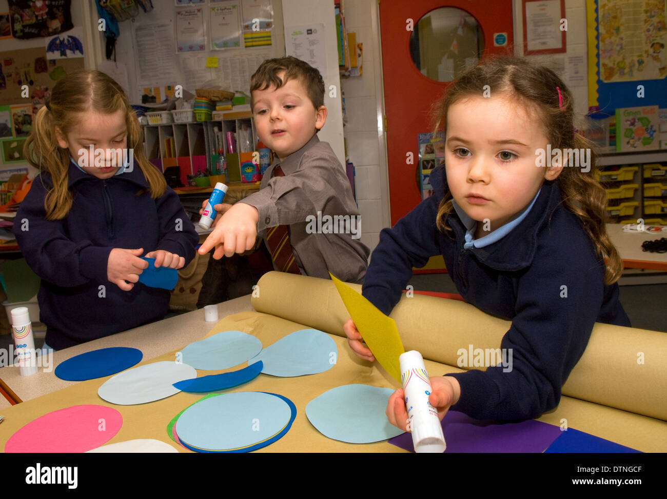 Les enfants de l'école de préparation en classe, entreprise de l'artisanat, haslemere Surrey, UK. Banque D'Images