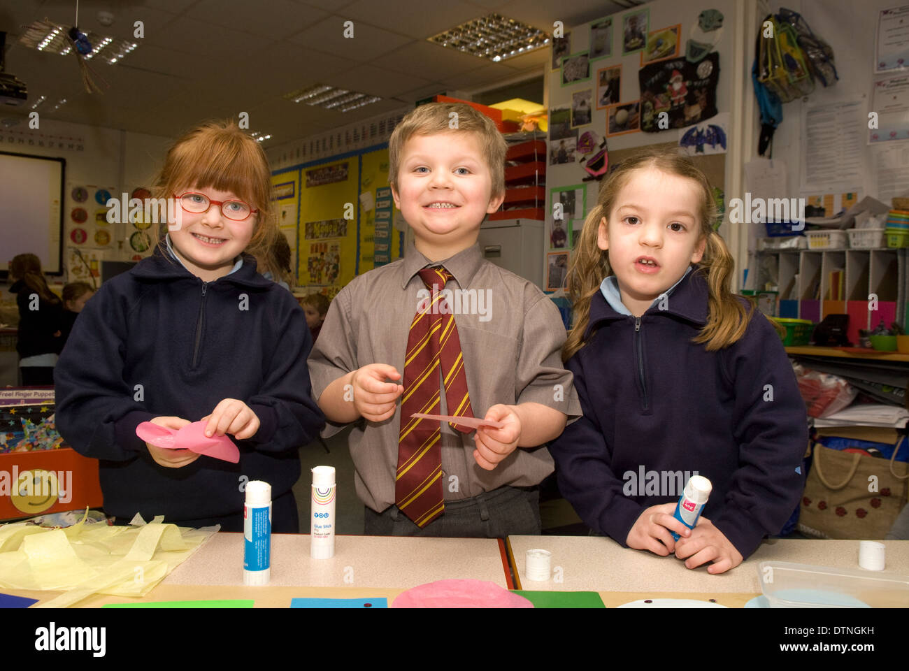 Les enfants de l'école primaire, dans une classe, de l'artisanat entreprise Haslemere, Surrey, UK. Banque D'Images