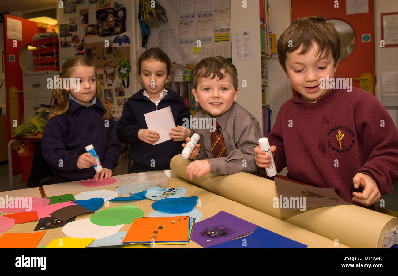 Les enfants de l'école de préparation en classe, entreprise de l'artisanat, haslemere Surrey, UK. Banque D'Images