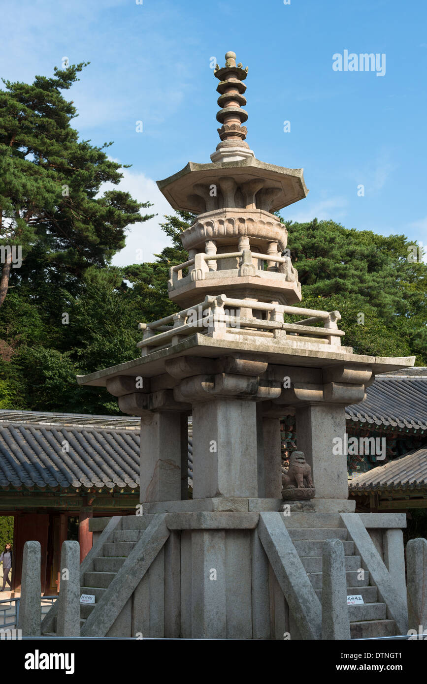 La pagode Dabotap pierre, également connu sous le nom de pagode de nombreux trésors, est situé dans le temple de Bulguksa à Gyeongju, Corée du Sud. Banque D'Images