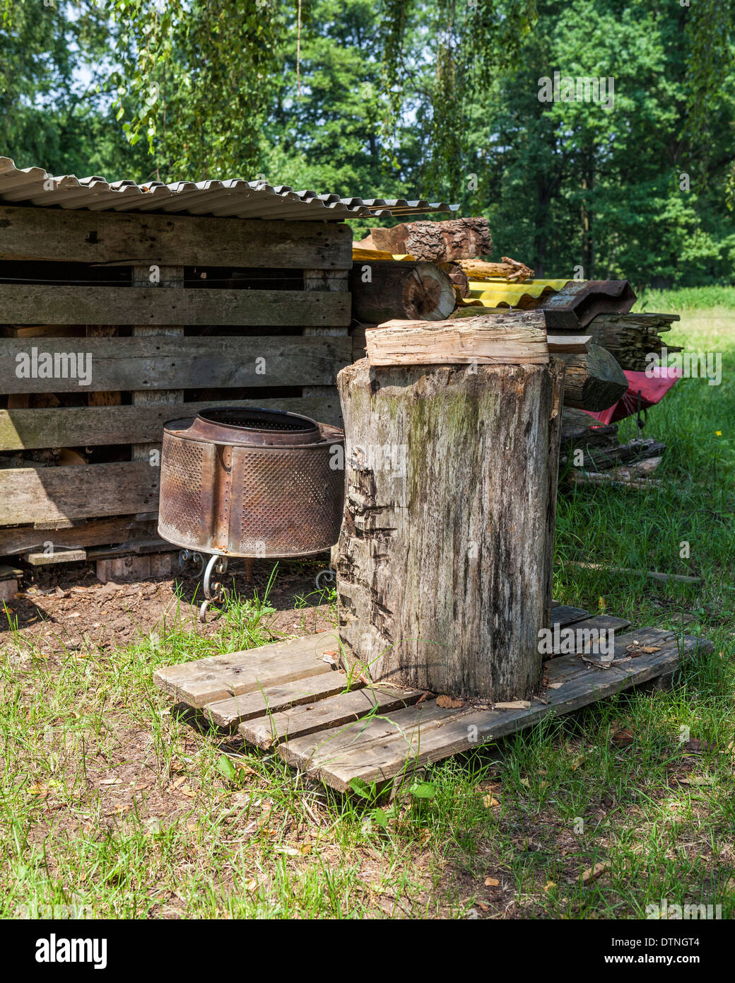 Pile de bois et insert sur ferme dans la réserve de biosphère de Spreewald, Brandebourg, Allemagne Banque D'Images