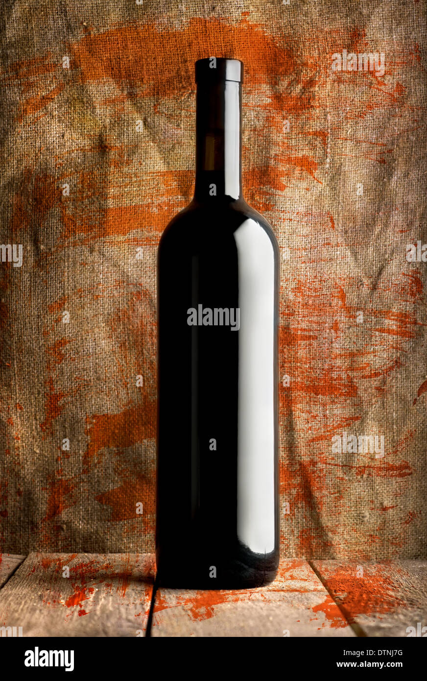 Bouteille de vin rouge sur un arrière-plan de la toile Banque D'Images