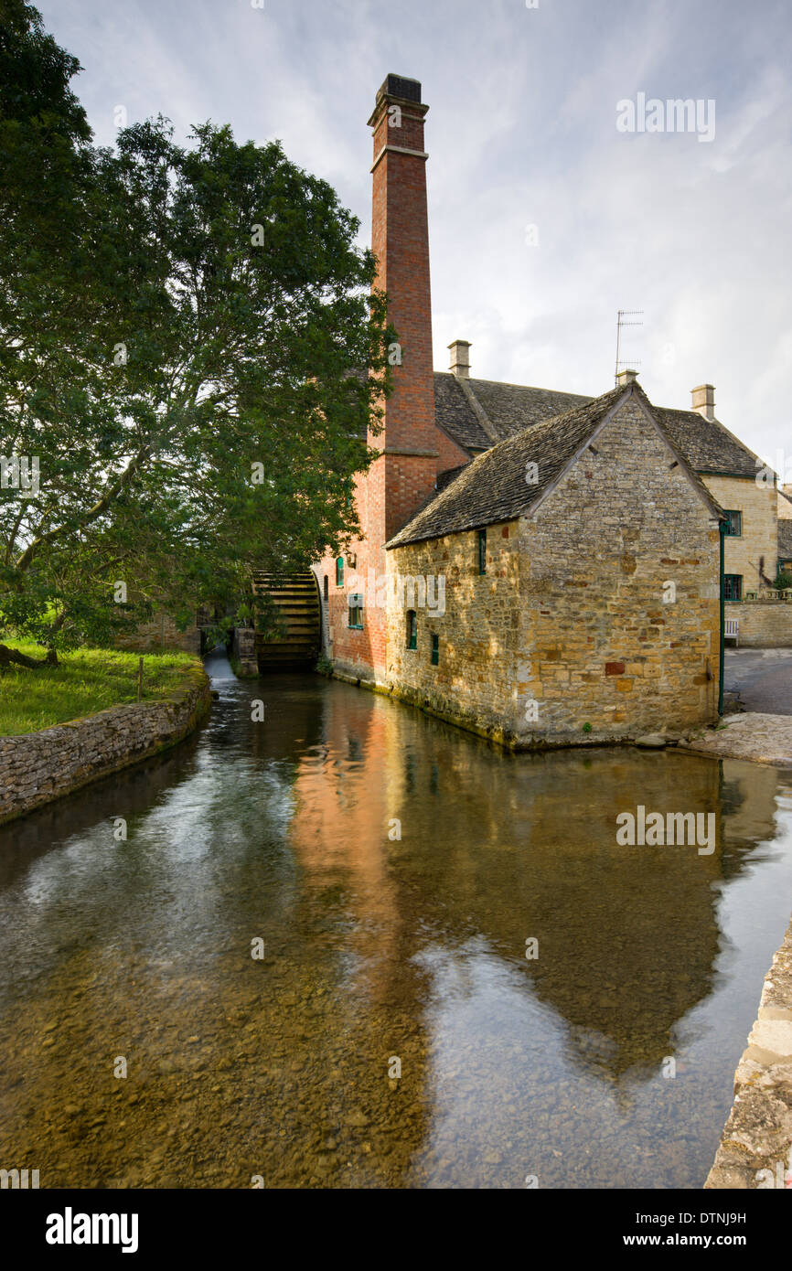 L'ancien moulin à Lower Slaughter dans les Cotswolds, Gloucestershire, Angleterre. L'été (juillet) 2010. Banque D'Images