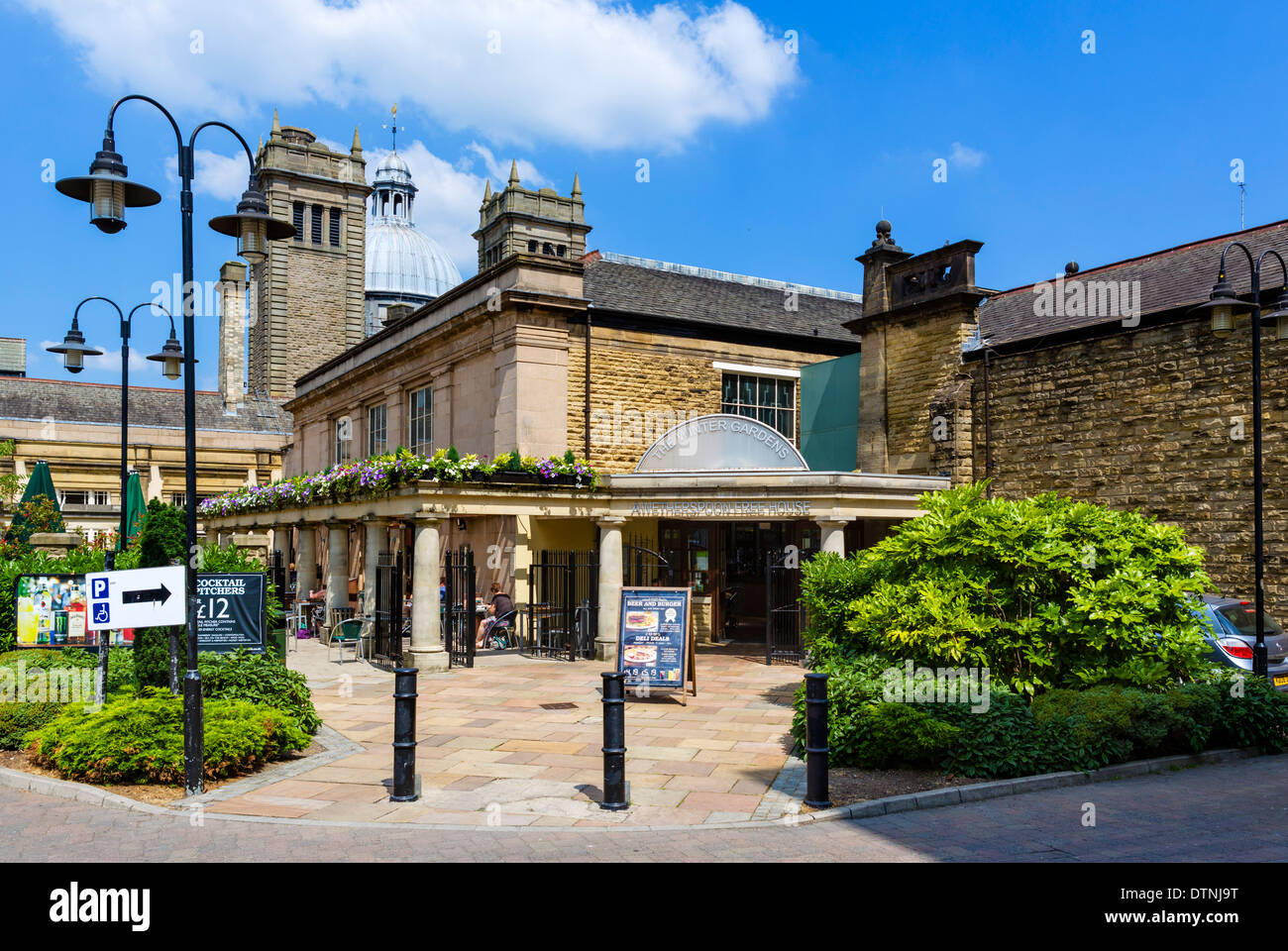 Entrée arrière de l'Jardins d'hiver, aujourd'hui un pub Wetherspoons, Harrogate, North Yorkshire, England, UK Banque D'Images