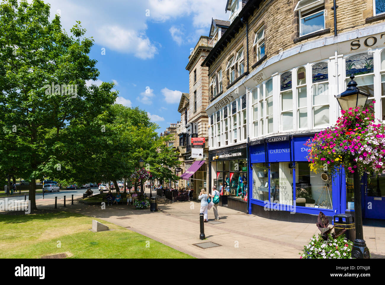 Sotheby's à l'angle de Montpelier Montpelier Square dans le quartier de la vieille ville, Harrogate, North Yorkshire, England, UK Banque D'Images
