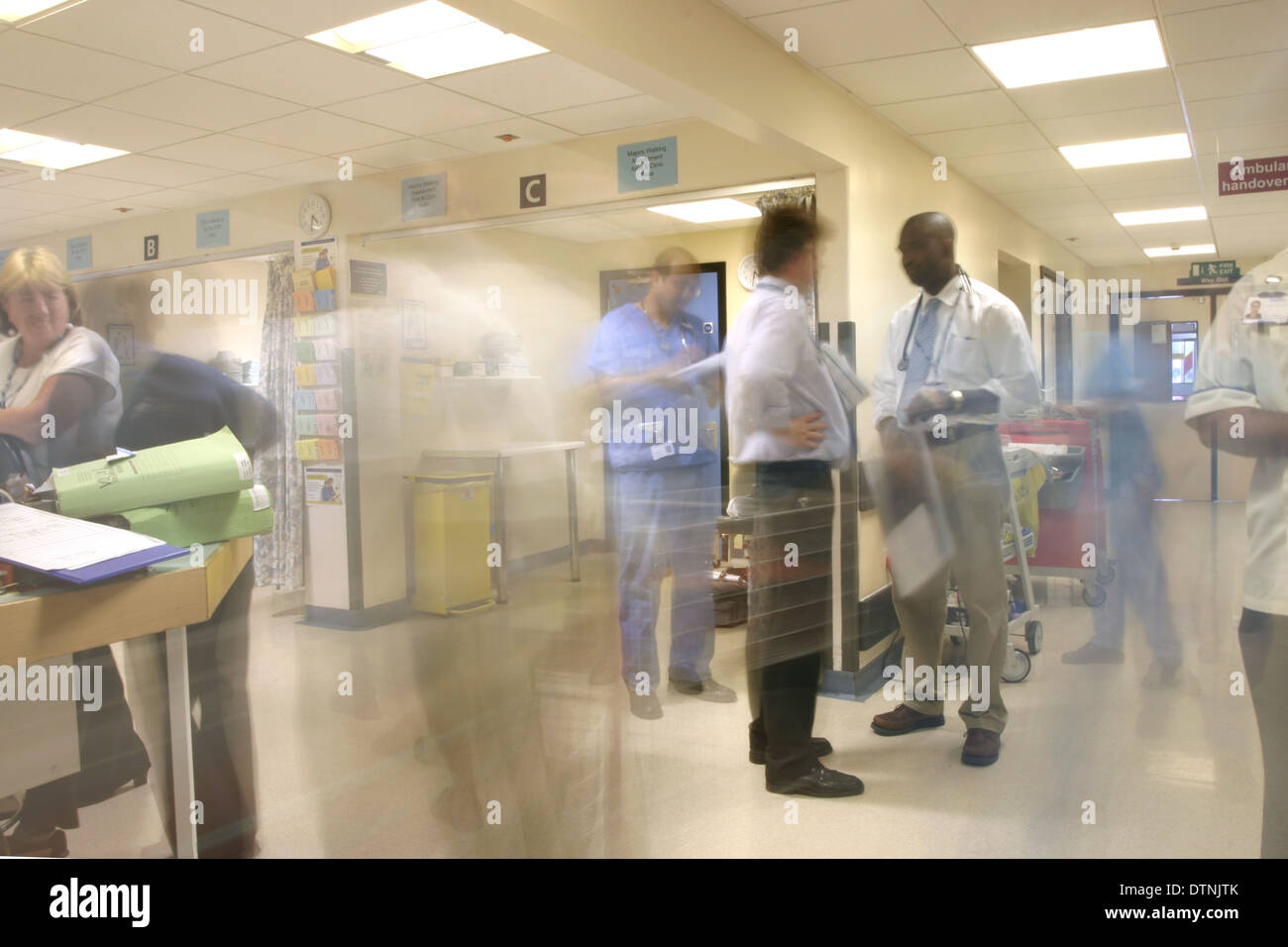 Très dense et chaotique et service des urgences dans un hôpital de district du NHS BRITANNIQUE, montrant doctors rushing autour Banque D'Images