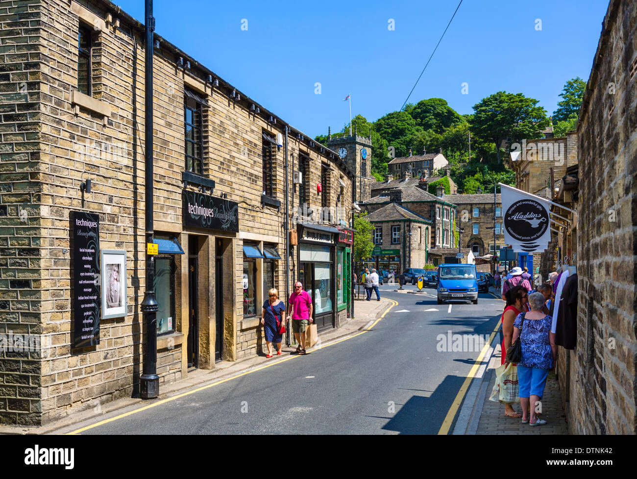 Vue vers le bas Hollowgate dans le centre-ville, Holmfirth, West Yorkshire, England, UK Banque D'Images