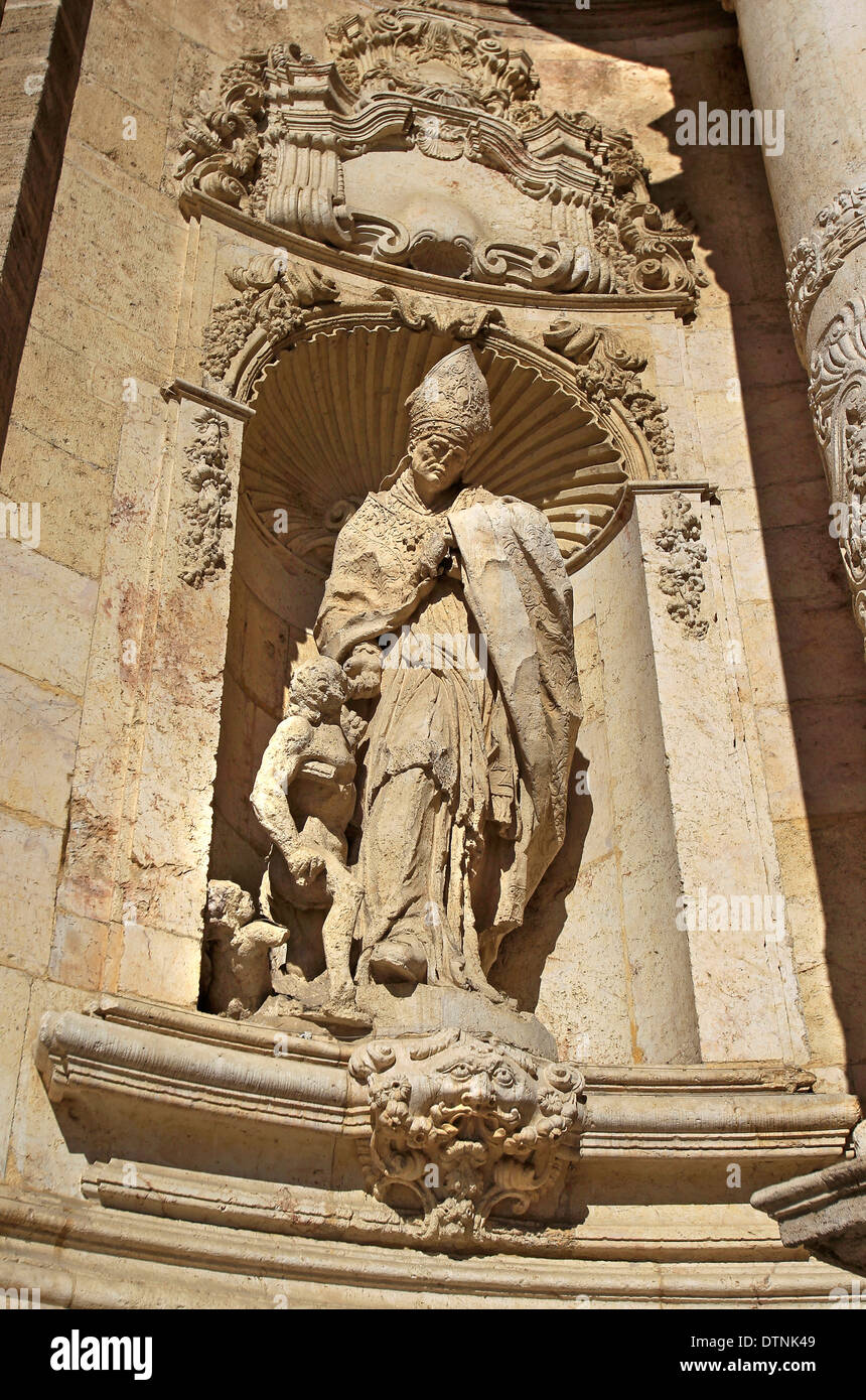 Statue de Saint Thomas de Villanova sur le mur de la Cathédrale Métropolitaine de l'Assomption de Notre-Dame de Valence Banque D'Images