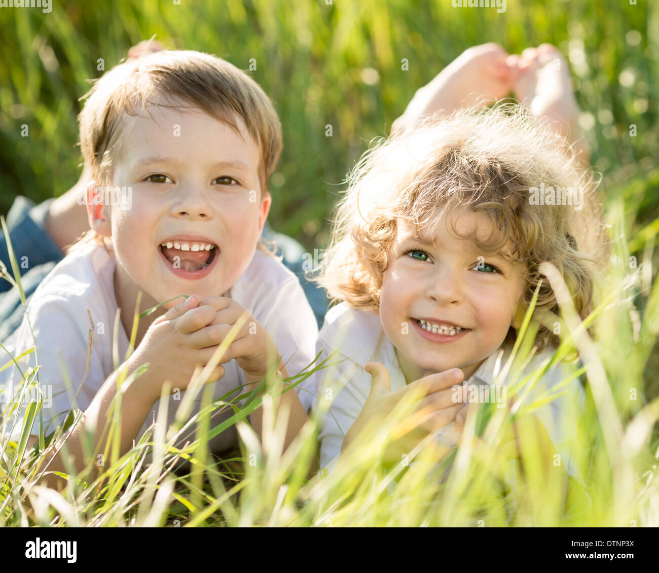 Happy children lying on grass Banque D'Images