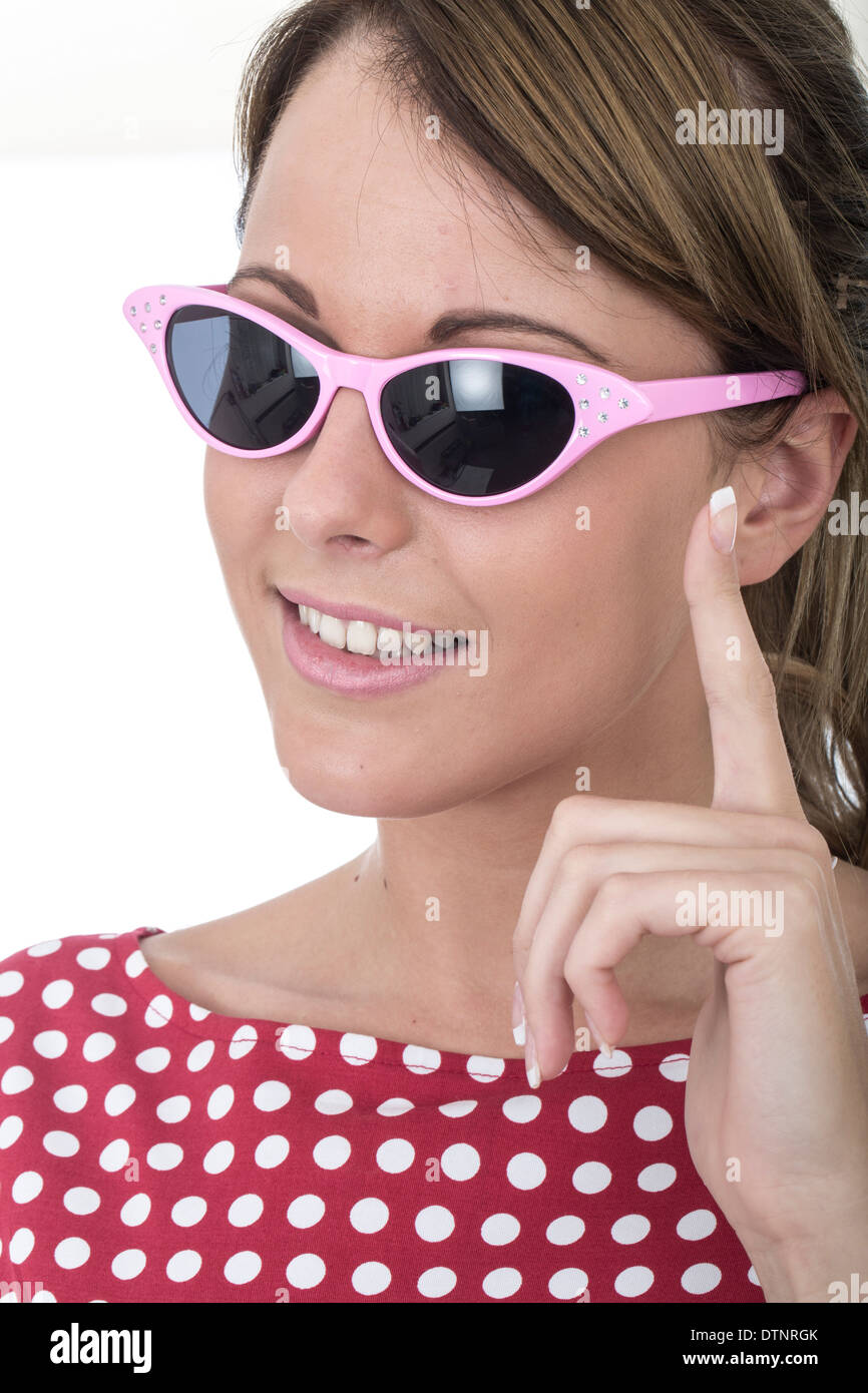 Jeune femme portant des lunettes de soleil holding up fabricants Banque D'Images