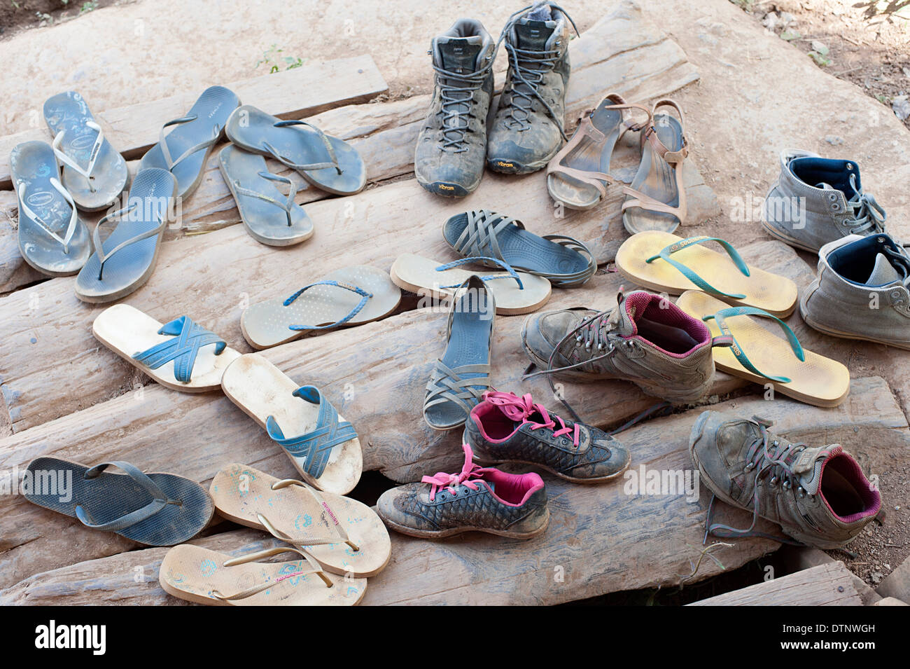 Chaussures retirées de pieds avant d'entrer dans l'hébergement dans le Nord de la Thaïlande. Banque D'Images