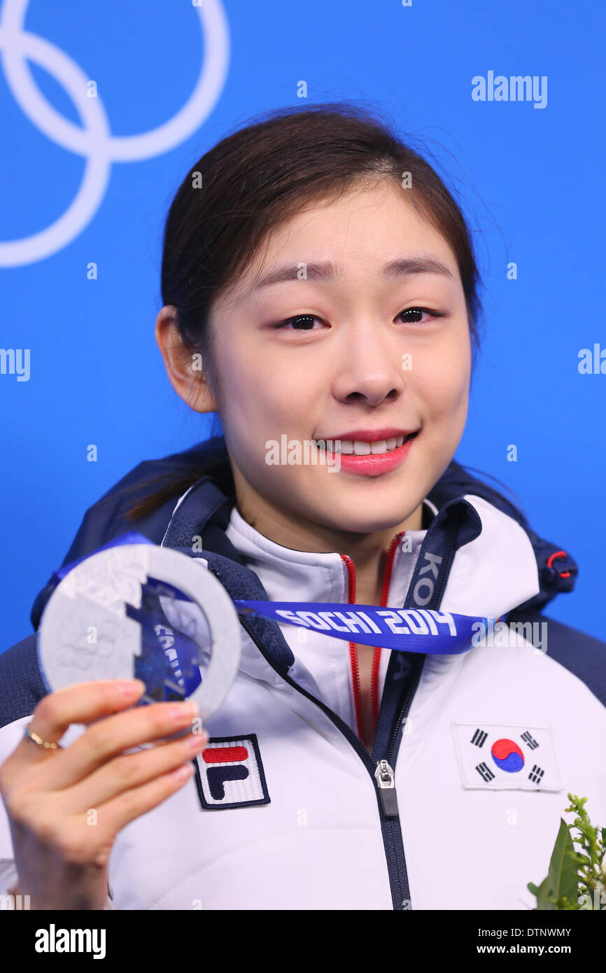 Sochi, Russie. Feb 21, 2014. Yu-Na Kim (KOR) Figure Skating : Victoire de la femme à la cérémonie des médailles olympiques au cours de la Plaza Sochi 2014 Jeux Olympiques d'hiver à Sotchi, en Russie . © YUTAKA/AFLO SPORT/Alamy Live News Banque D'Images