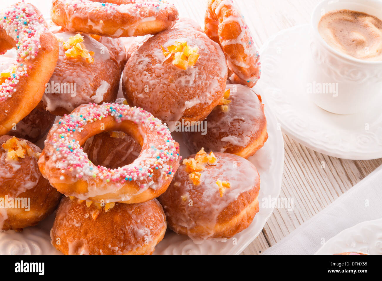 Bismarck donuts sur une plaque Banque D'Images