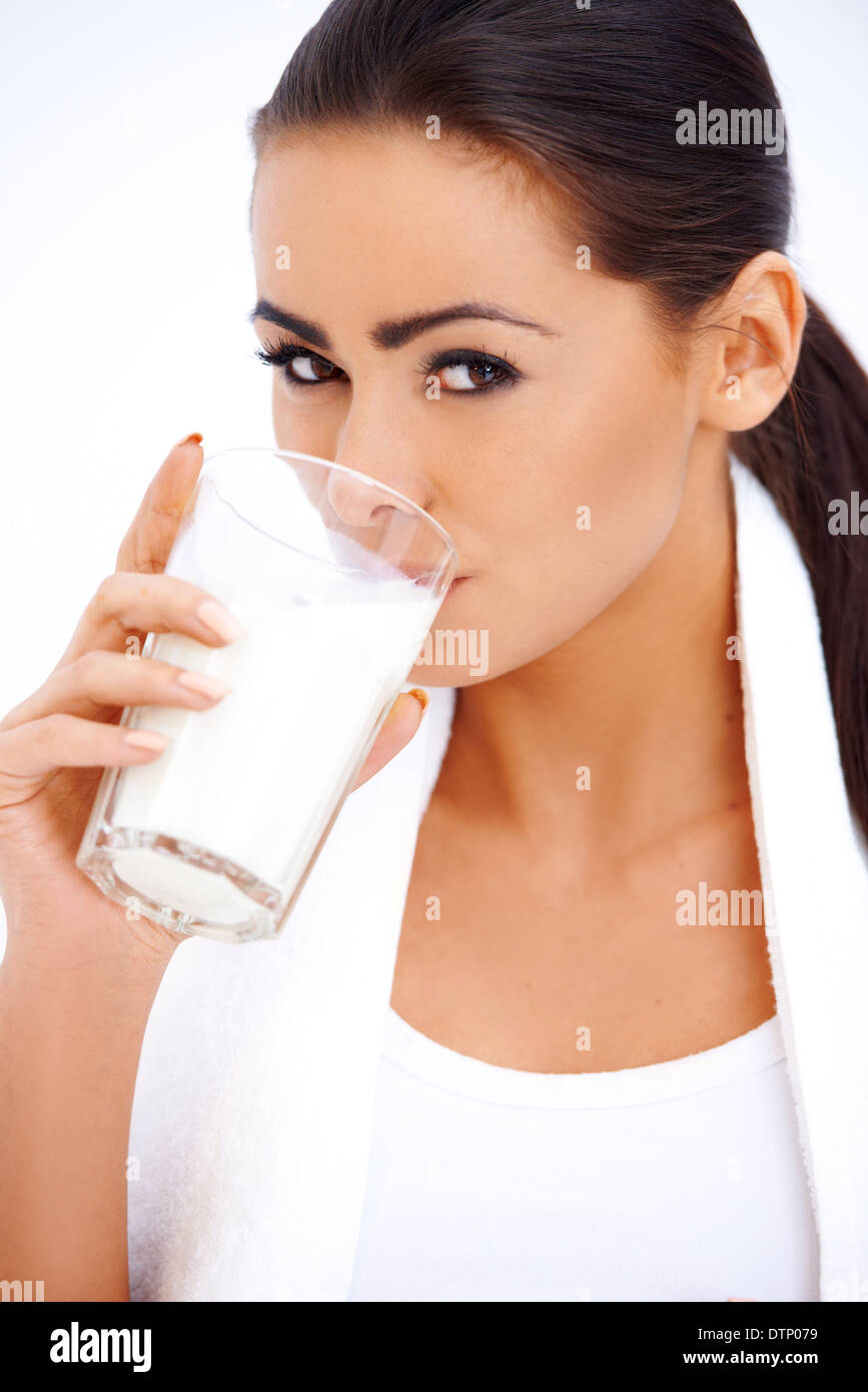 Femme est la consommation de lait dans un verre Banque D'Images