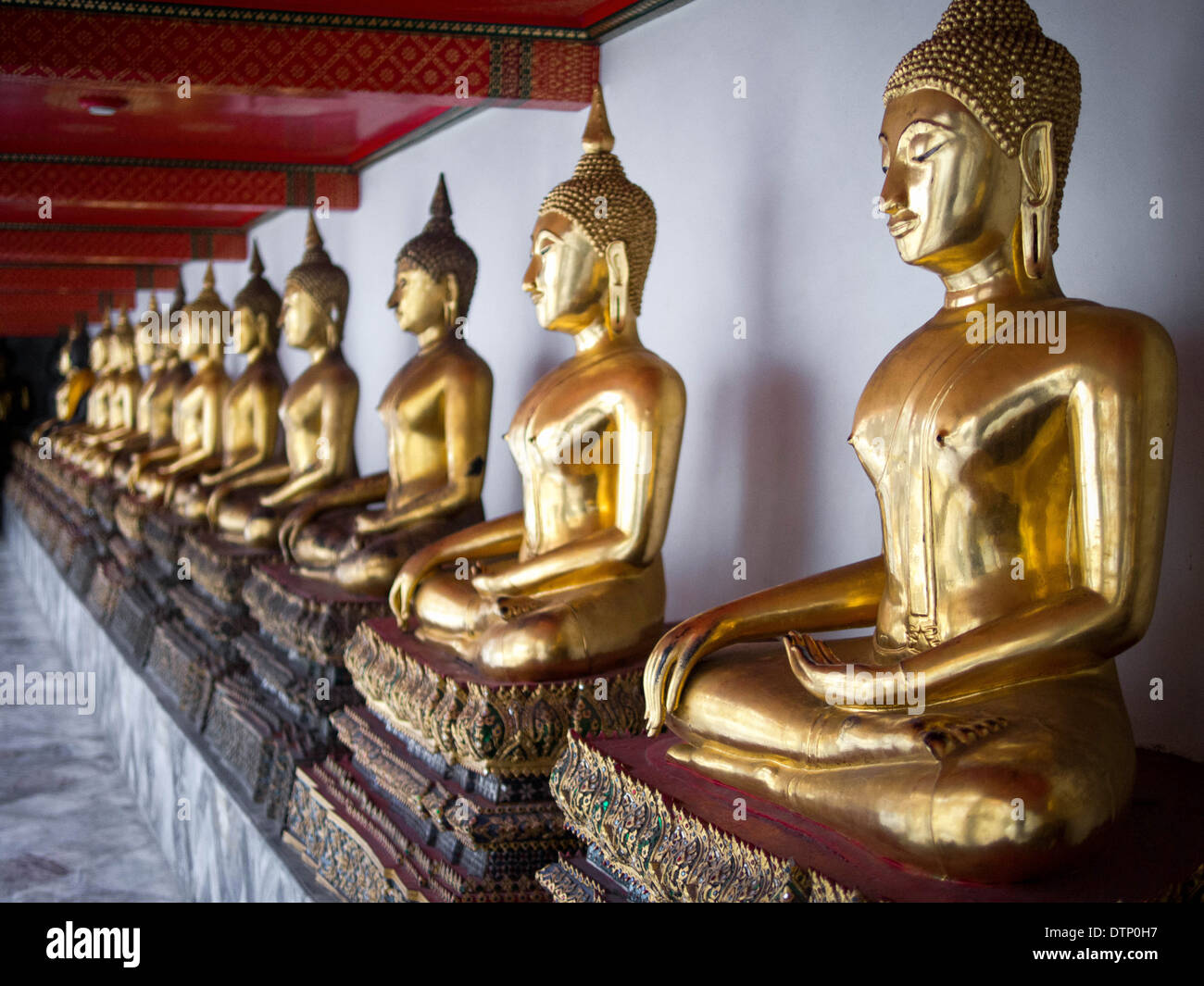 Rangée de statues de Bouddha à temple de Wat Pho à Bangkok, Thaïlande. Banque D'Images