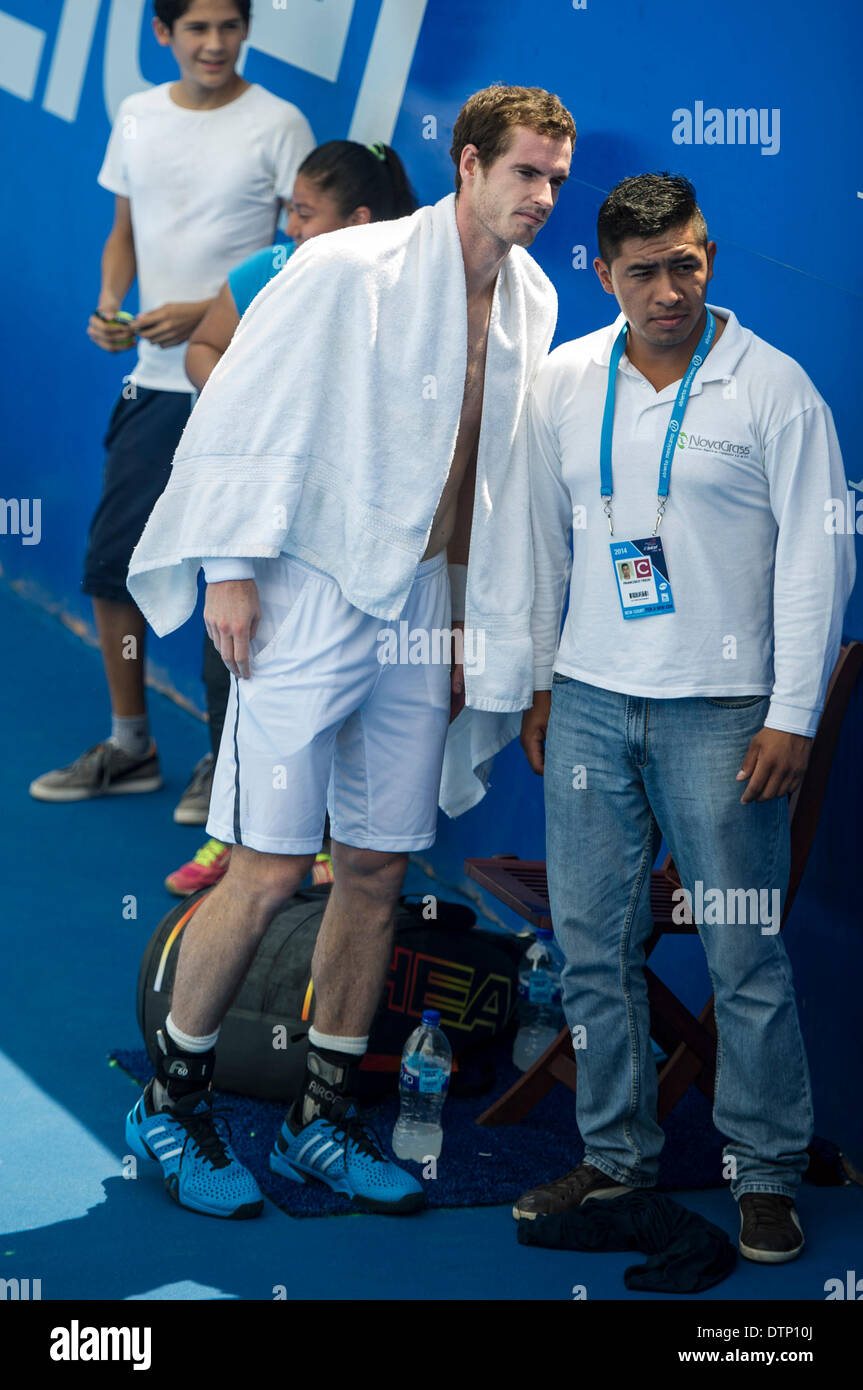 Acapulco, Mexique. Feb 21, 2014. Joueur de tennis britannique Andy Murray (avant l) réagit au cours d'une session de formation avant l'ouverture du Mexique de l'Association des professionnels de tennis (ATP), à Acapulco, Guerrero, Mexique, le 21 février 2014. L'Open du Mexique se tiendra à Acapulco à partir de 24 février au 1 mars. Banque D'Images