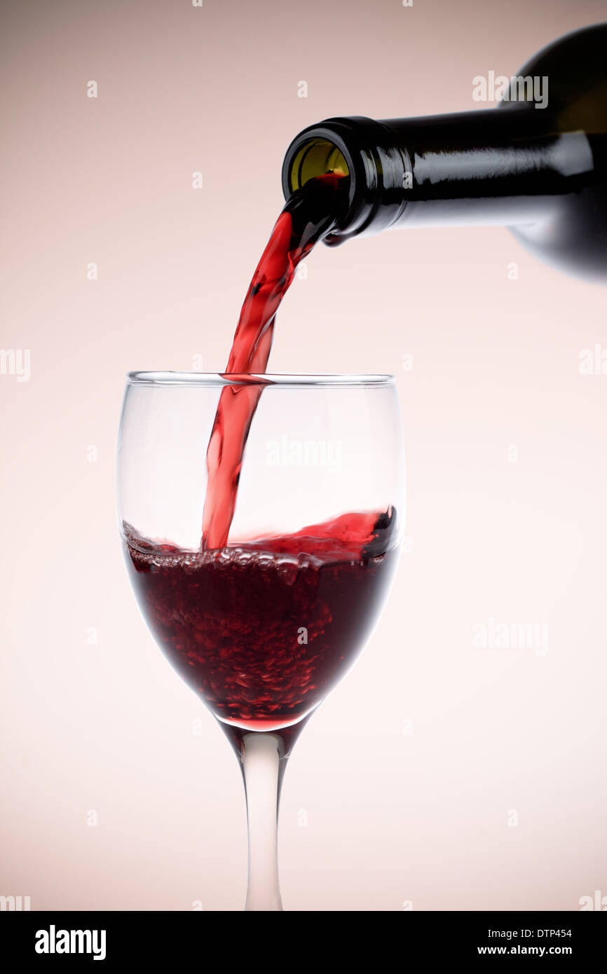 Verre à vin rouge et une bouteille Banque D'Images