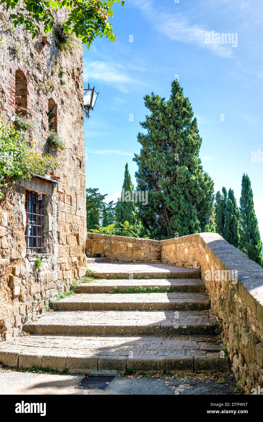 Escaliers à Pienza, Italie, lors d'une journée ensoleillée Banque D'Images