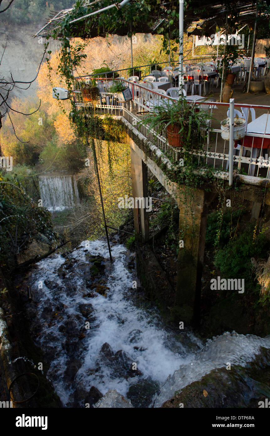 Cafés donnant sur les chutes d'eau à Daphné ancienne maintenant connue sous le nom de Harbiye Antakya juste en dehors de la Turquie Banque D'Images