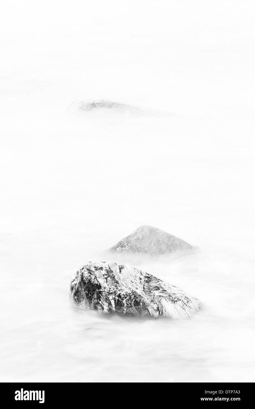 Trois rochers dans l'eau blanc Banque D'Images