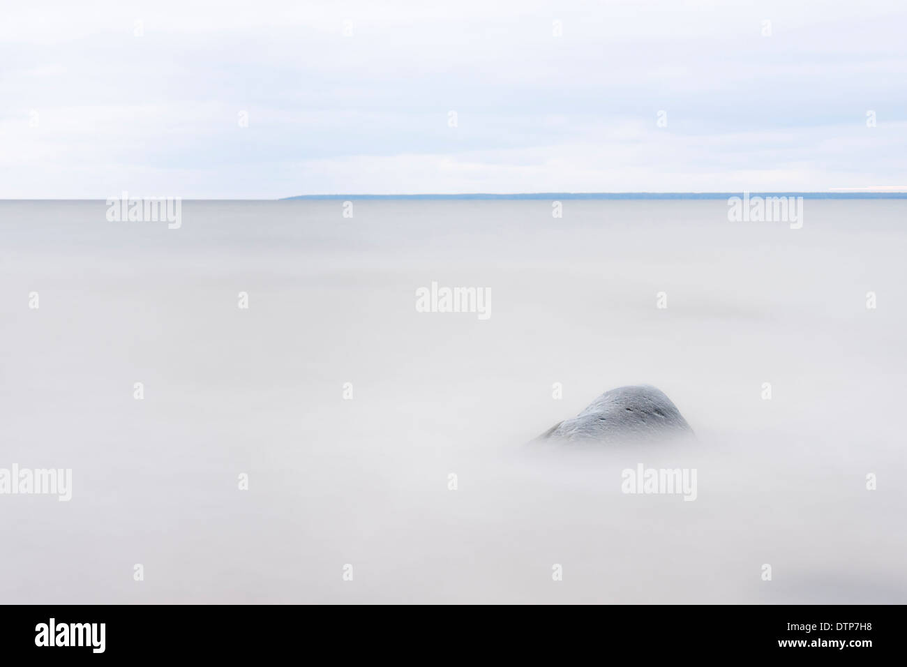 Pierre unique ou de la roche dans une mer trouble, Isle sur le contexte à l'horizon Banque D'Images