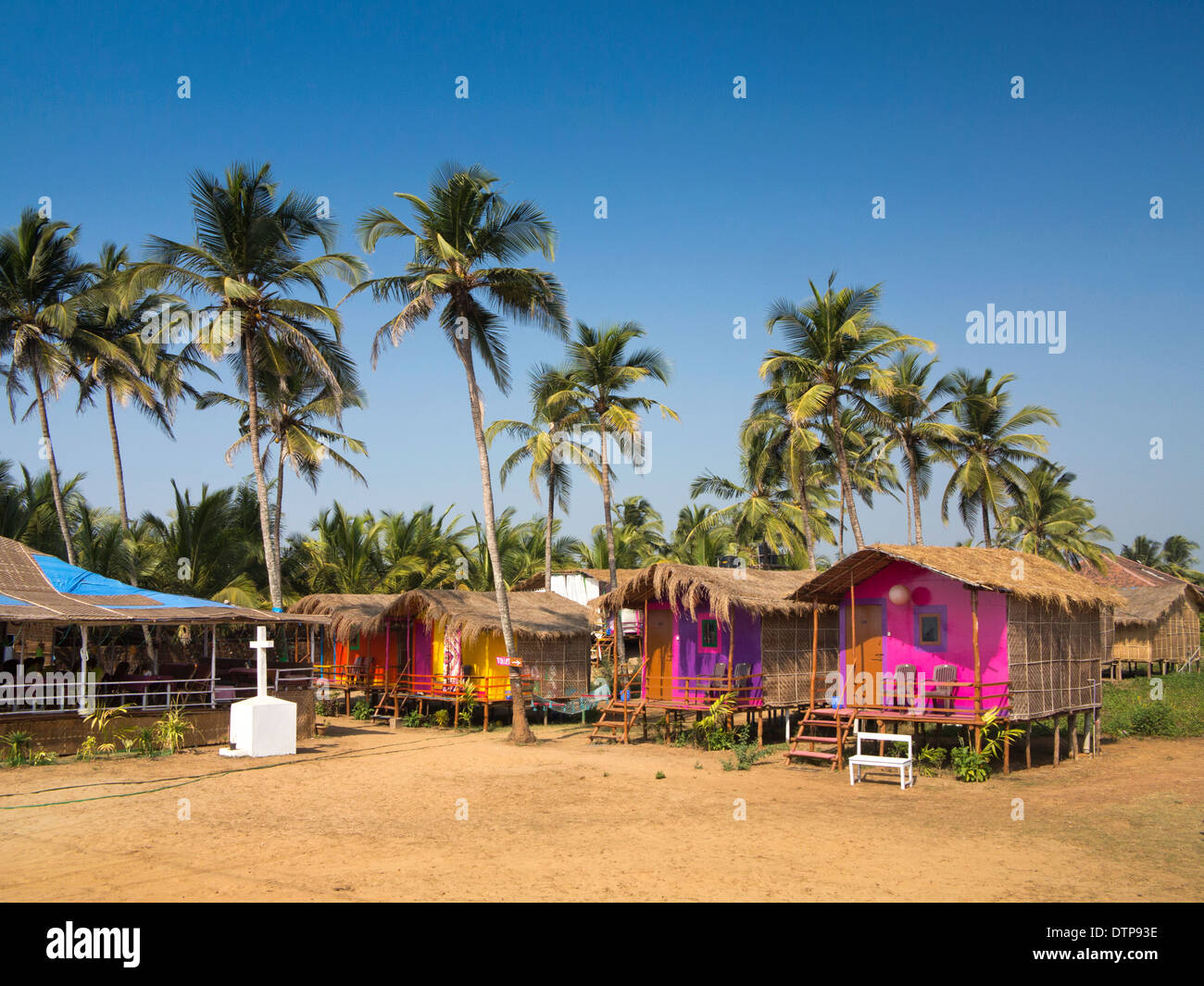 L'Inde, Goa, Morjim beach hut, colorée d'hébergement touristique sous les cocotiers Banque D'Images