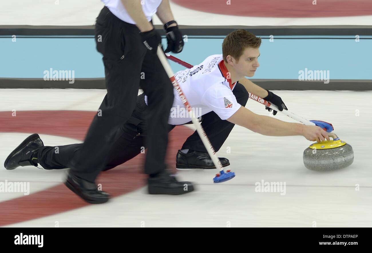 Sochi, Russie. 21 février 2014. Scott Andrws (GBR) pousse au large. Mens curling - FINAL - GBR v pouvez - Centre de curling Ice Cube - Parc olympique - Sotchi - Russie - 21/02/2014 Credit : Sport en images/Alamy Live News Banque D'Images